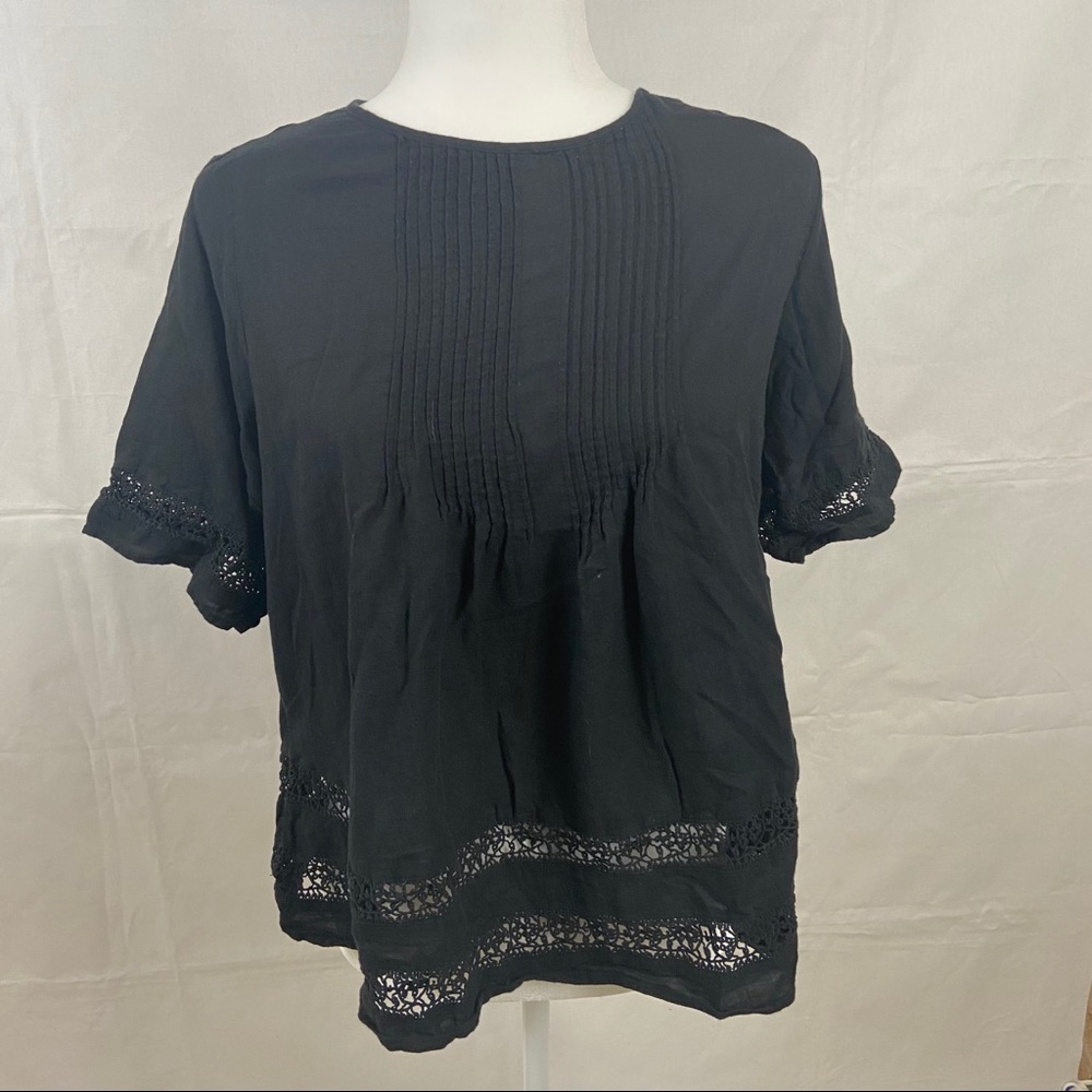 Old Navy Black Short Sleeve Tee with Crochet Trim